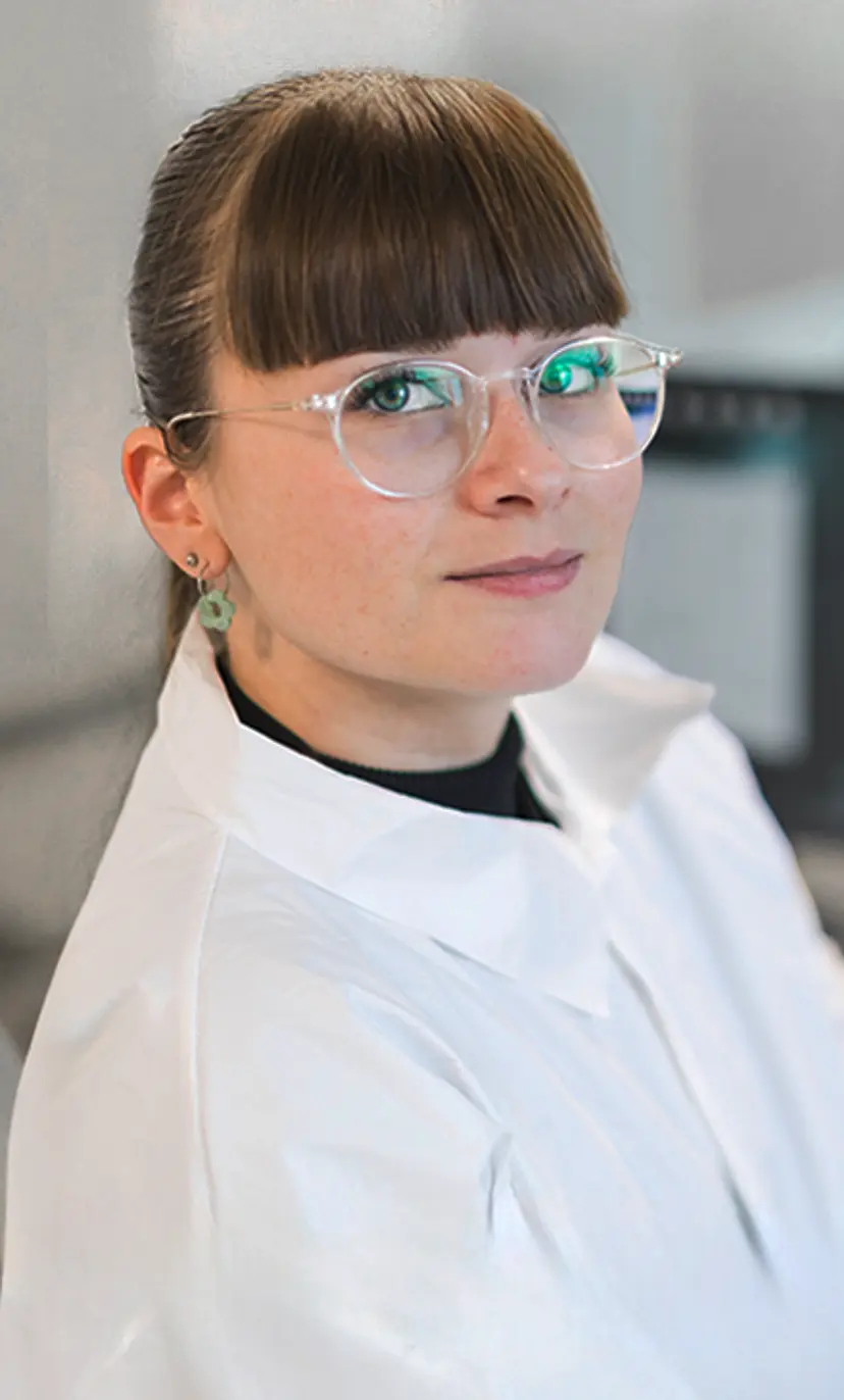 Vue aérienne d'une chercheuse dans un laboratoire